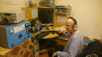 Дедушка вылижет девочке всё, что только можно, пока не кончит она неоднократно... – Фото 1